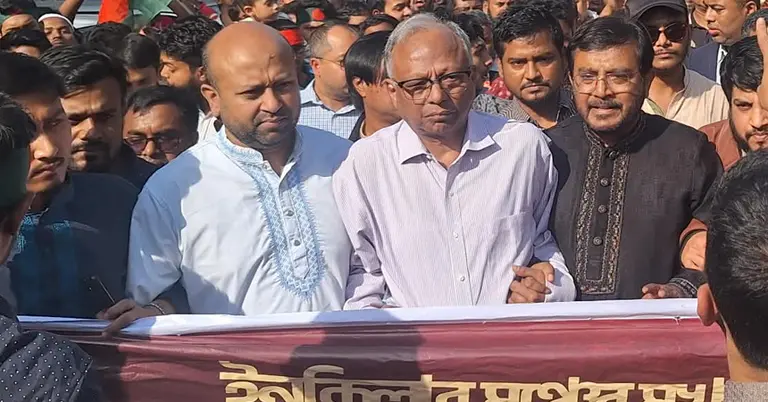 প্রধান উপদেষ্টার বৈঠক শেষে ড. মাহমুদুর রহমান